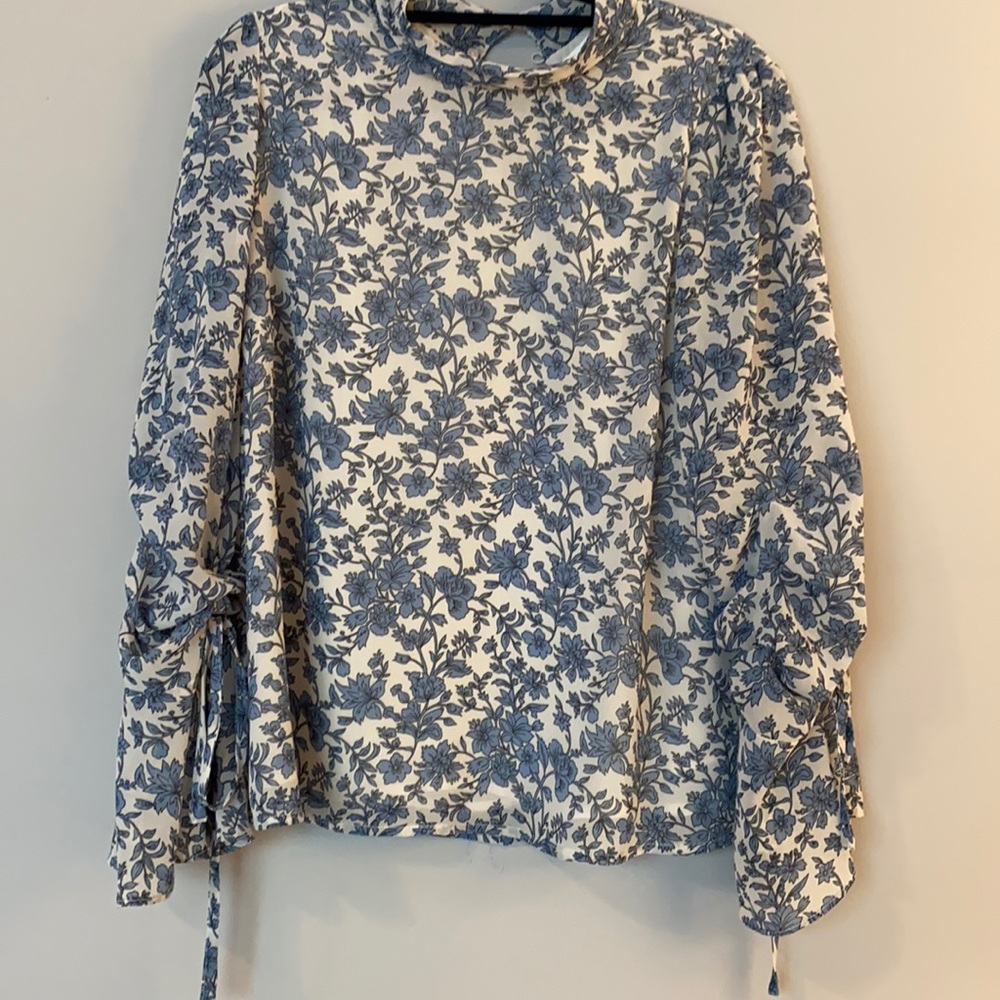 ASTR the Label blue floral blouse